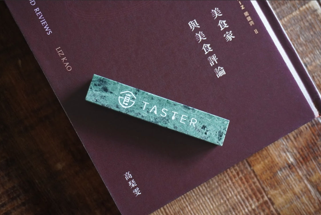 【10本採購獨家套組 】Liz關鍵詞2:美食家與美食評論 - 10本親簽版 + Taster限定蛇紋石筷架*10 (市值$5800)